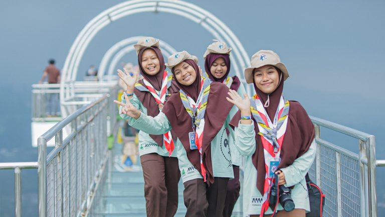 Keseruan Widya Wisata LP3 Putri Warnai Kemuning Sky Hills