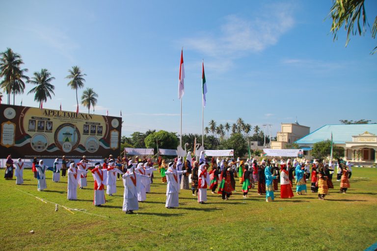 Atraksi Santriwati Tampilkan Keindahan Budaya dan Kekompakan Dalam Khutbatu-l-‘Arsy