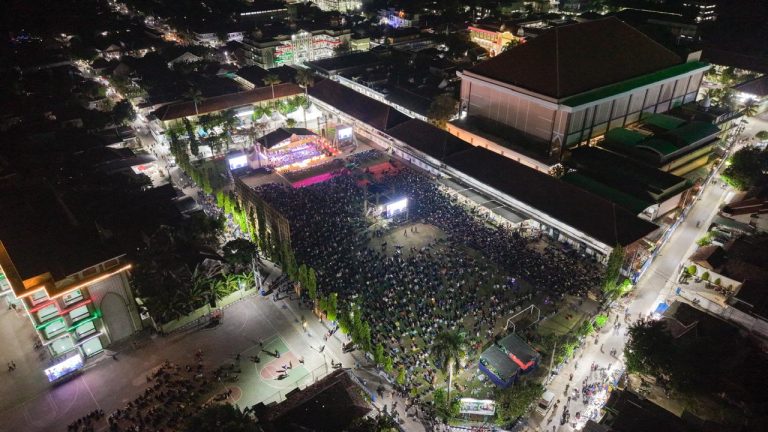 Ribuan Penonton Padati Pagelaran Wayang Kulit 100 Tahun Gontor